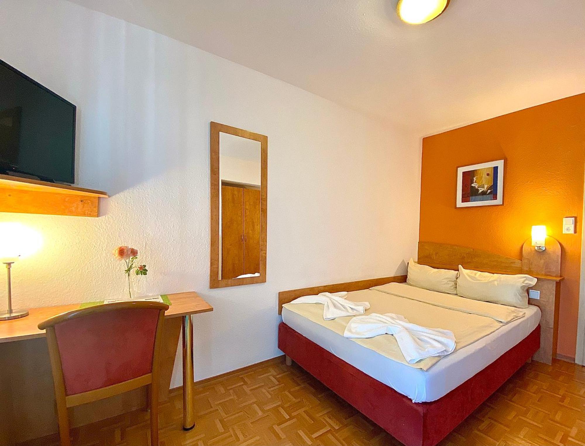 Hotel Gasthof Rose Guenzburg Exterior photo